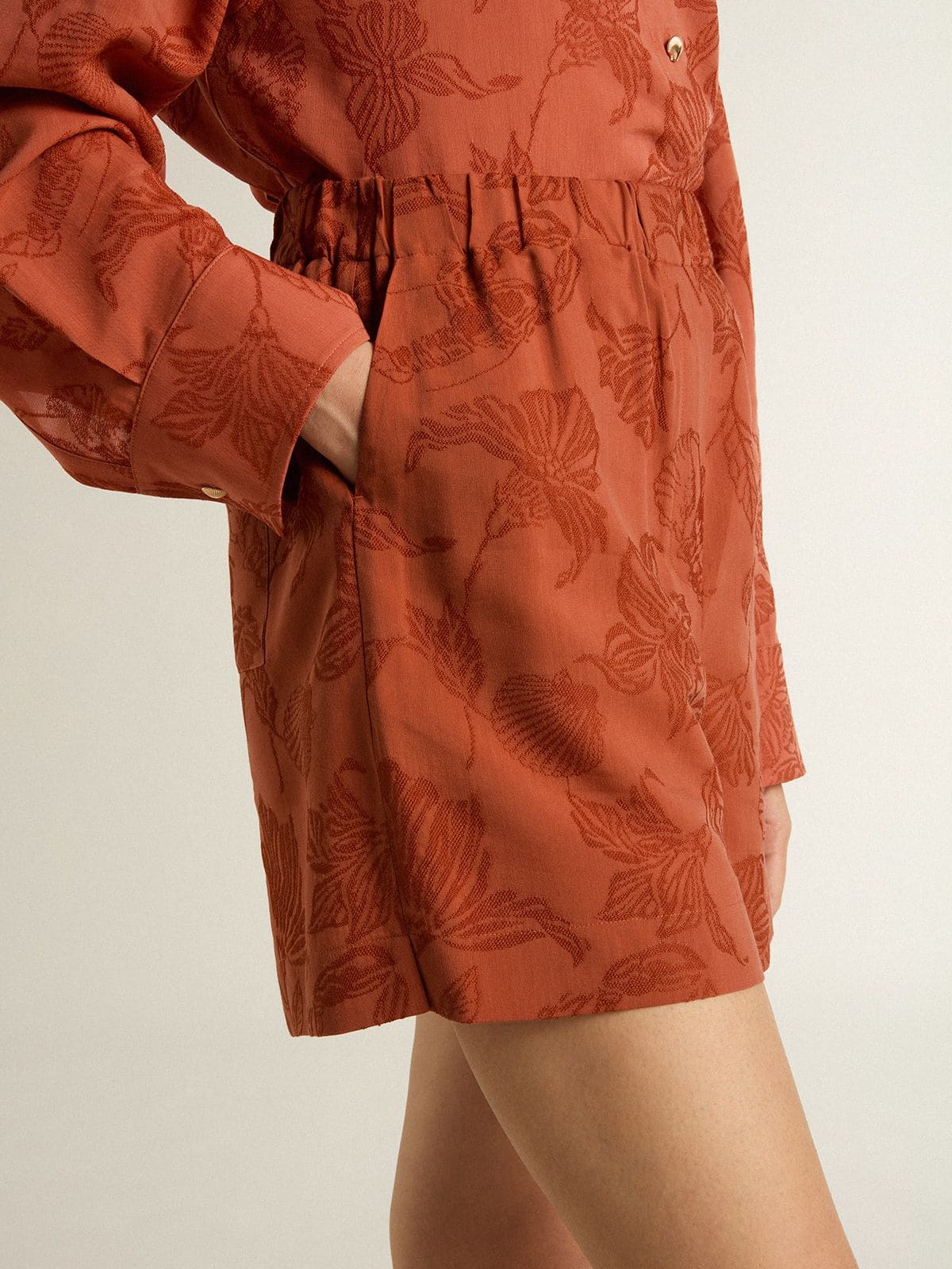 Women's shorts in brick-red jacquard with marine floral pattern | Golden Goose