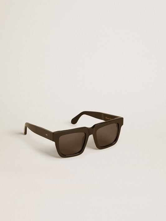 Square-style Jamie sunglasses with black frame and gold logo | Golden Goose