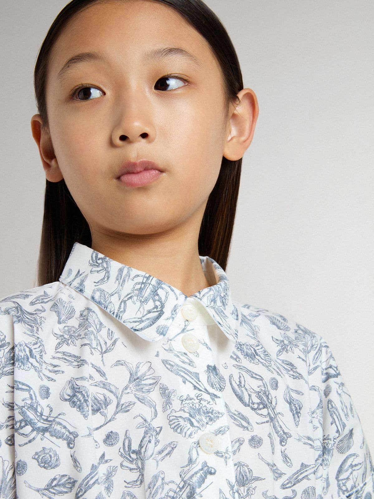 Girls’ shirt dress in white cotton canvas with a blue nautical print and white piping | Golden Goose