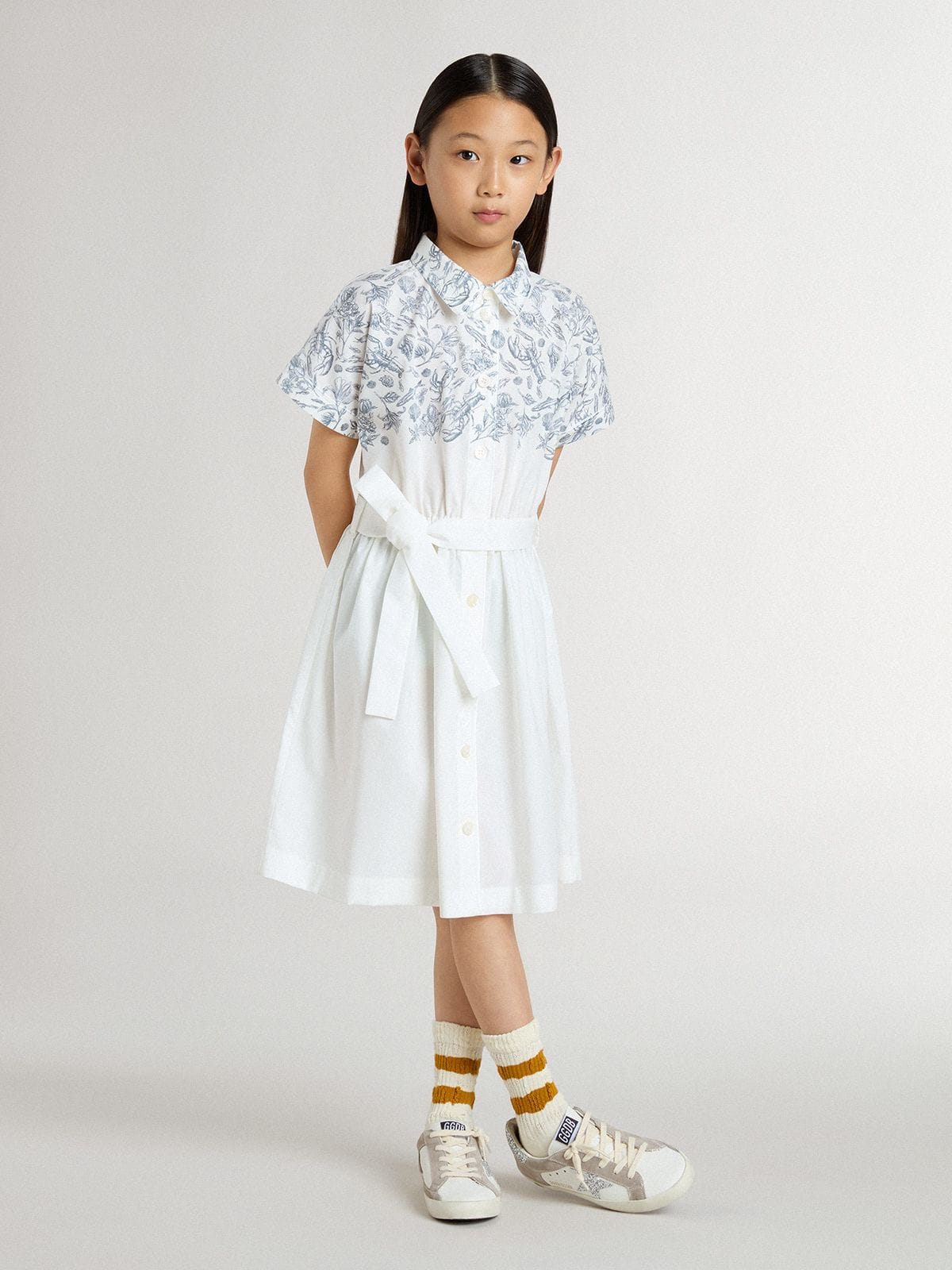 Girls’ shirt dress in white cotton canvas with a blue nautical print and white piping | Golden Goose